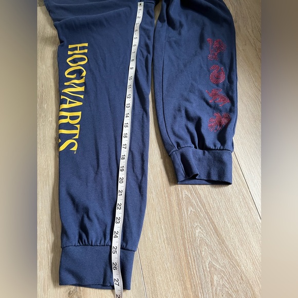 🛍️🛍️ UNIVERSAL STUDIOS Hogwarts Crest Navy Lounge Pants EUC - Picture 4 of 7